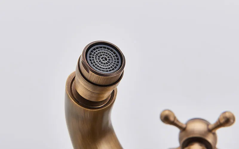 Grifo nuevo con estilo vintage, con dos manijas y caño giratorio de latón antiguo.