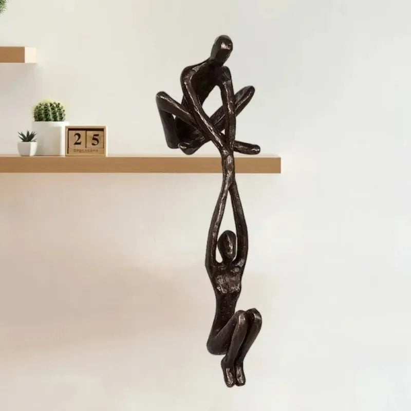 Figura de hombre levantando a mujer, estatua artística