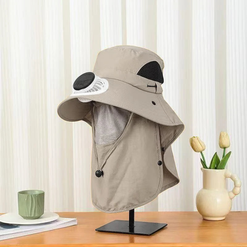 Gorra con ventilador solar (carga USB), ala ancha, protección UV y cubrenuca; transpirable e ideal para actividades al aire libre en verano.