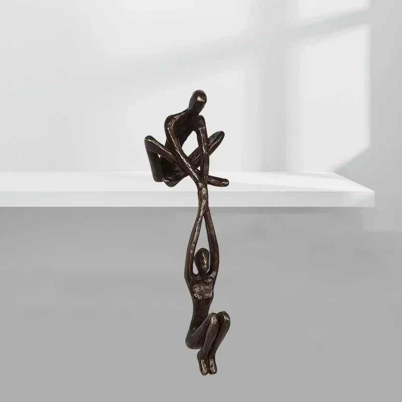 Figura de hombre levantando a mujer, estatua artística
