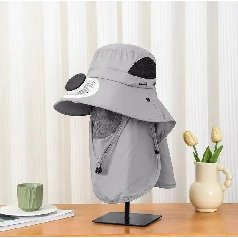 Gorra con ventilador solar (carga USB), ala ancha, protección UV y cubrenuca; transpirable e ideal para actividades al aire libre en verano.