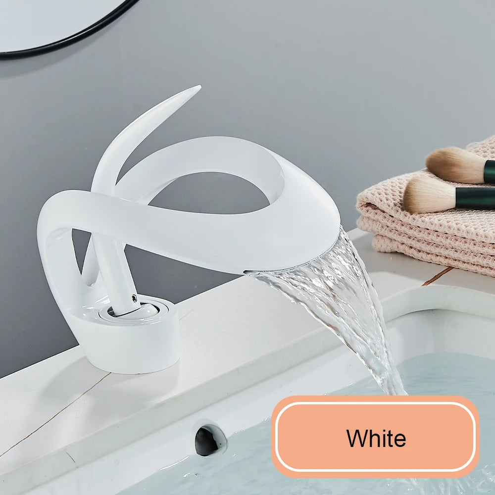 Grifo de lavabo de baño dorado, grifo monomando de latón con cascada, mezclador de agua fría y caliente, nuevo estilo