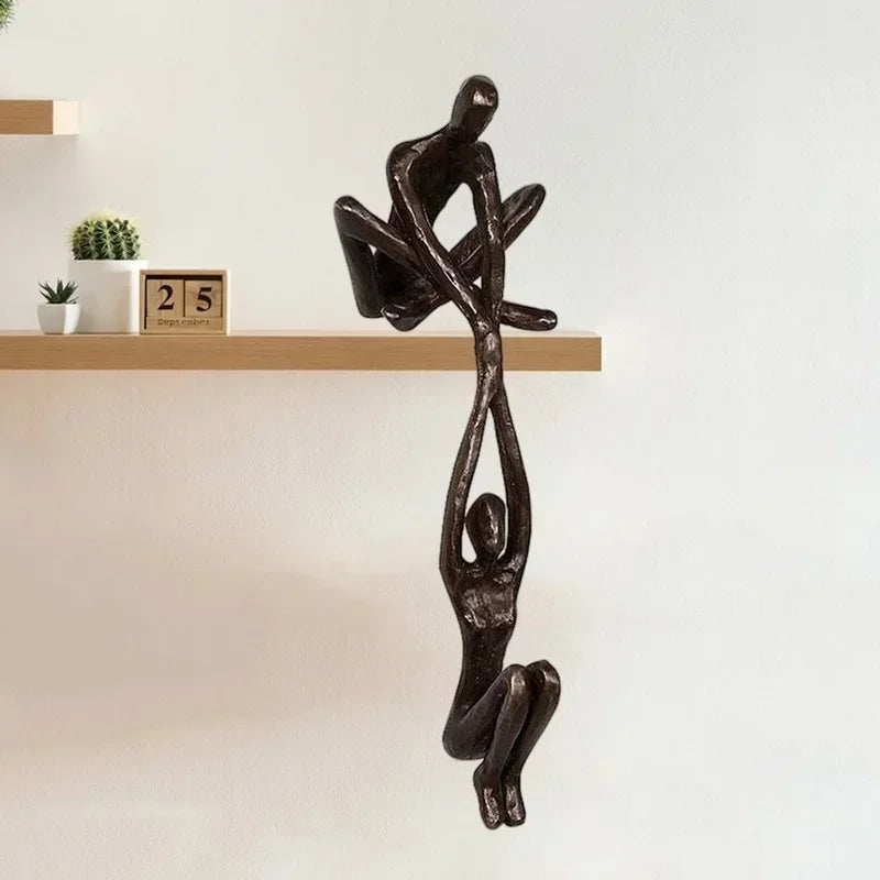 Figura de hombre levantando a mujer, estatua artística