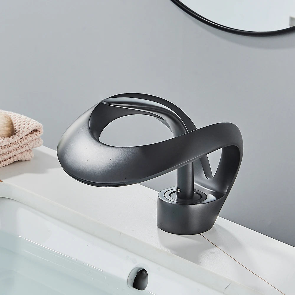 Grifo de lavabo de baño dorado, grifo monomando de latón con cascada, mezclador de agua fría y caliente, nuevo estilo