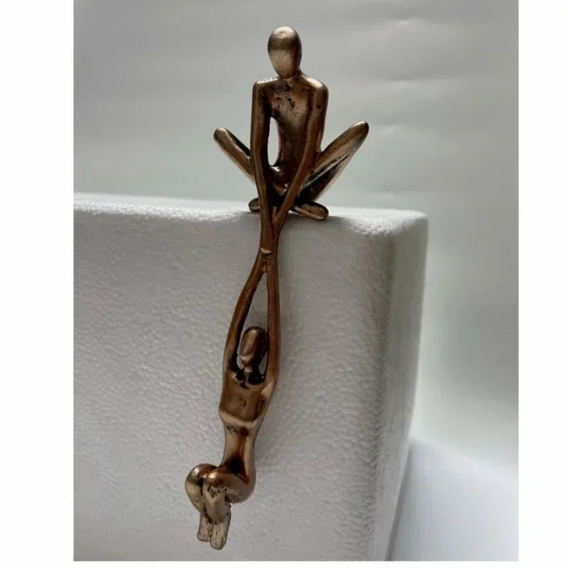 Figura de hombre levantando a mujer, estatua artística