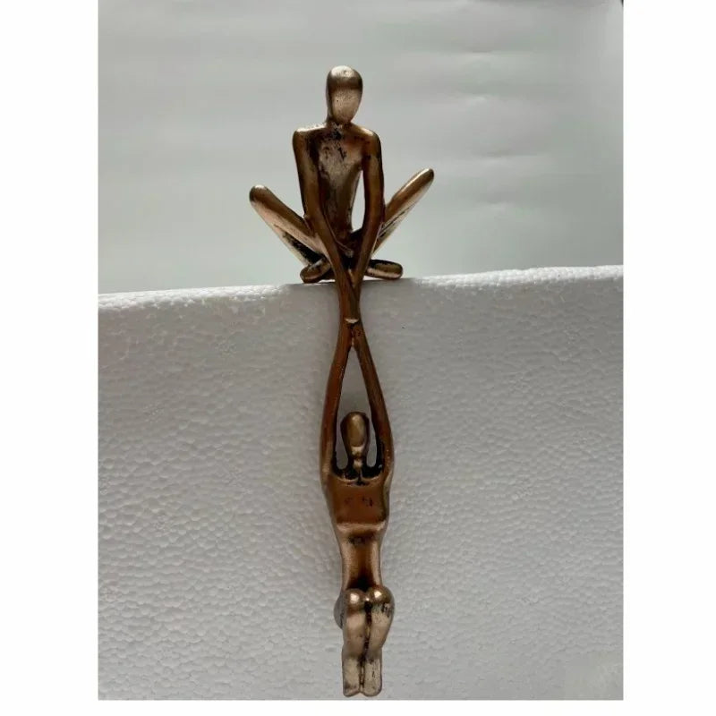 Figura de hombre levantando a mujer, estatua artística