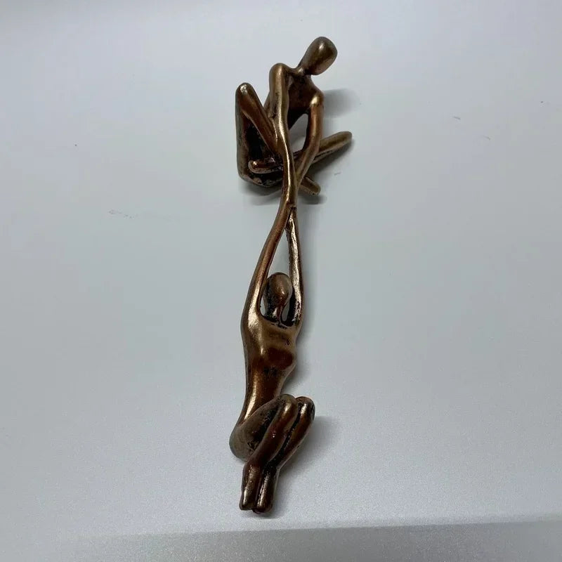 Figura de hombre levantando a mujer, estatua artística