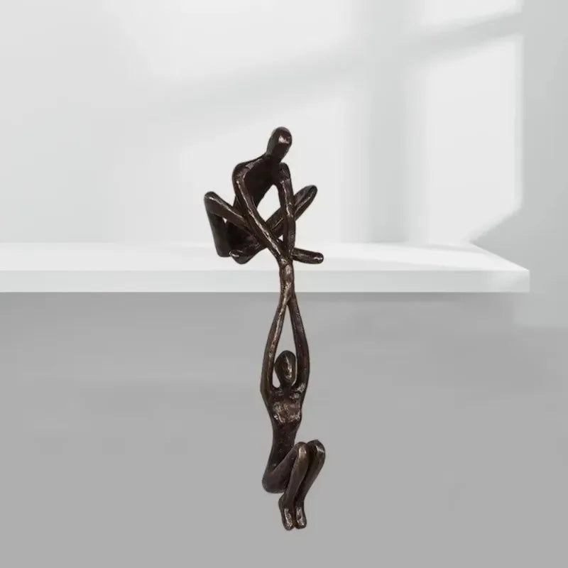 Figura de hombre levantando a mujer, estatua artística