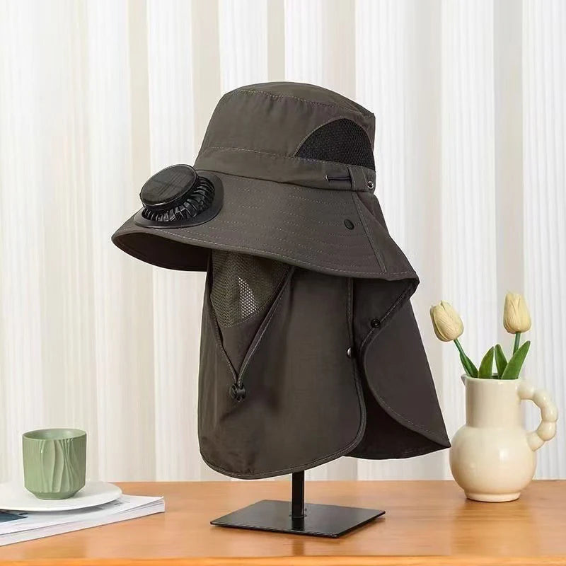 Gorra con ventilador solar (carga USB), ala ancha, protección UV y cubrenuca; transpirable e ideal para actividades al aire libre en verano.