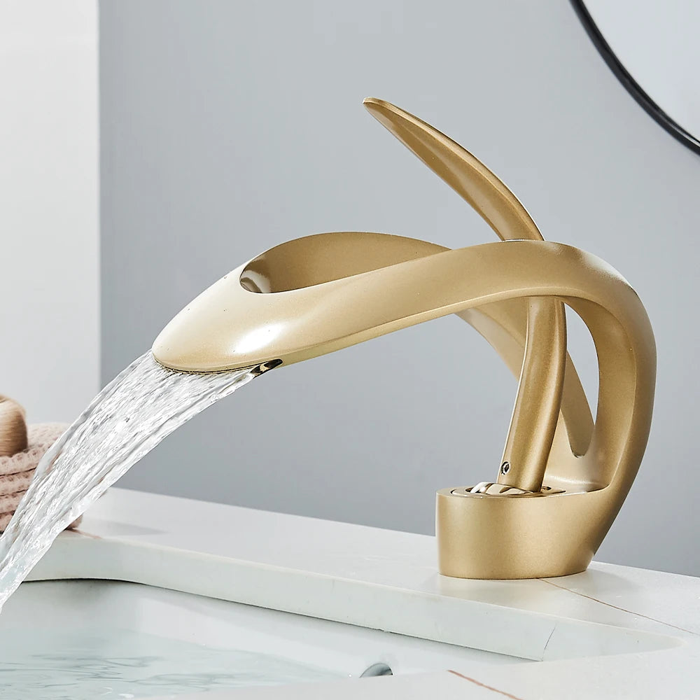 Grifo de lavabo de baño dorado, grifo monomando de latón con cascada, mezclador de agua fría y caliente, nuevo estilo