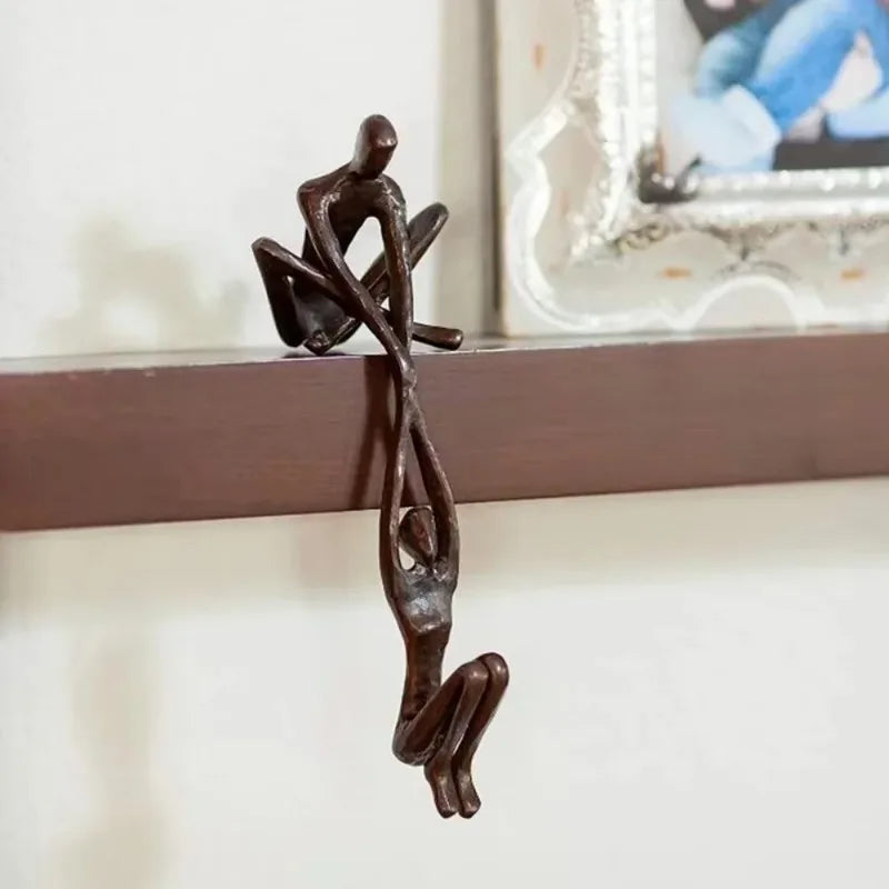 Figura de hombre levantando a mujer, estatua artística