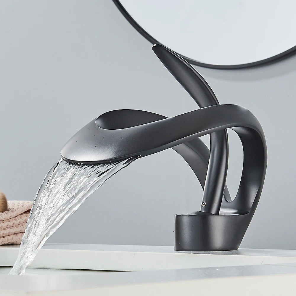 Grifo de lavabo de baño dorado, grifo monomando de latón con cascada, mezclador de agua fría y caliente, nuevo estilo