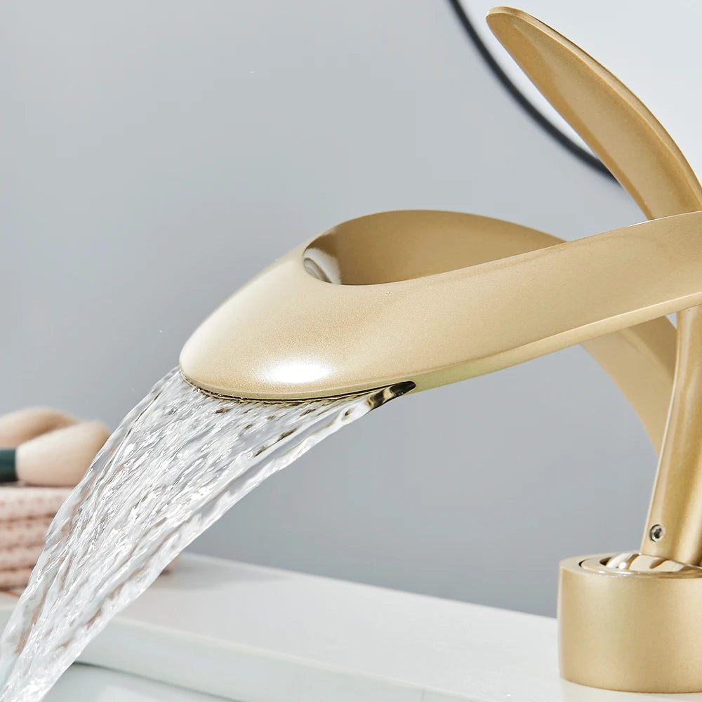 Grifo de lavabo de baño dorado, grifo monomando de latón con cascada, mezclador de agua fría y caliente, nuevo estilo