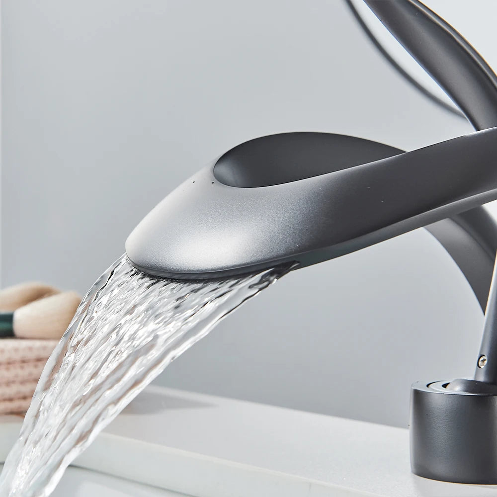 Grifo de lavabo de baño dorado, grifo monomando de latón con cascada, mezclador de agua fría y caliente, nuevo estilo